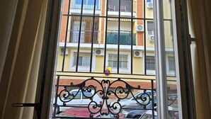 Una ventana con rejas y un balcón con barandilla decorativa.