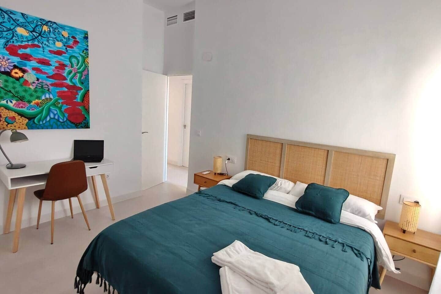 Een bureau, een strijkplank/strijkijzer, gratis wifi, beddengoed