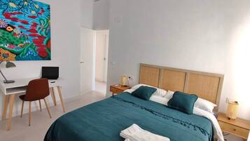 Een bureau, een strijkplank/strijkijzer, gratis wifi, beddengoed