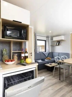 Fridge, microwave, stovetop, dishwasher - ZEcamping 4* piscine couverte club enfant locatif TV LV clim 67m2 (Thégra)