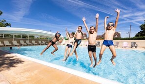Indoor pool, a heated pool - ZEcamping 4* piscine couverte club enfant locatif TV LV clim 67m2 (Thégra)