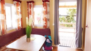 Interior - ZEcamping 3 étoiles 200m plage locatif TV clim 20m2 4 pers (Hyères)