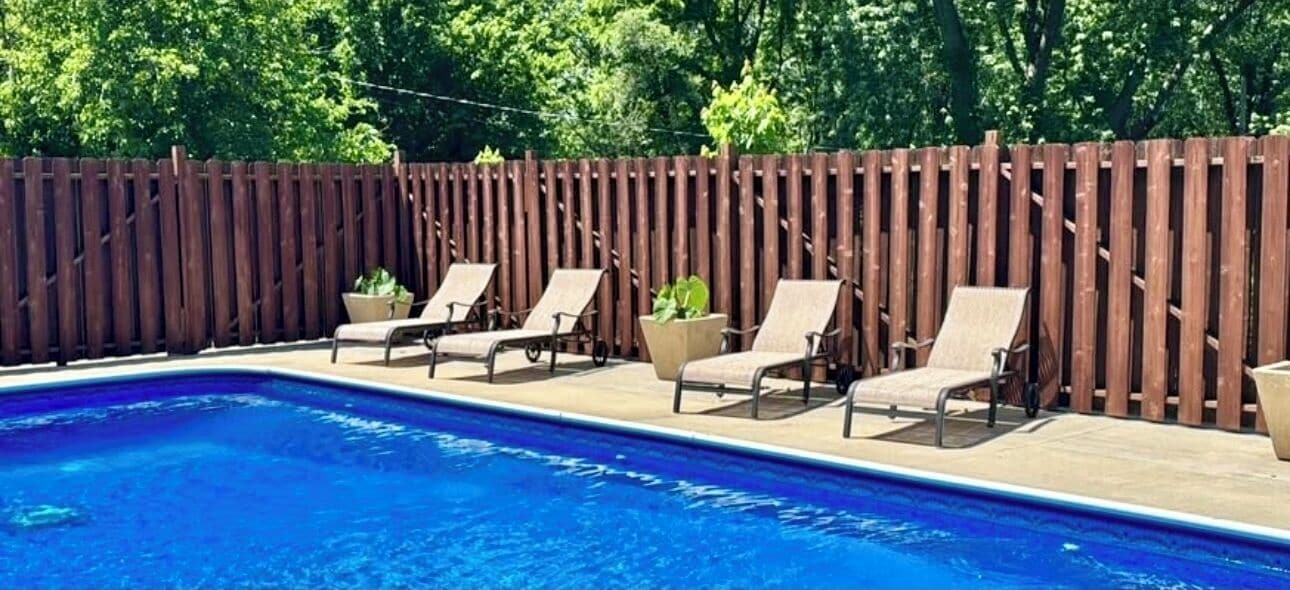 Utomhuspool och uppvärmd pool