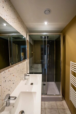 Bathroom - ZEcamping 4* animé piscine couverte animaux acceptés locatif TV LV (Granges-sur-Vologne)
