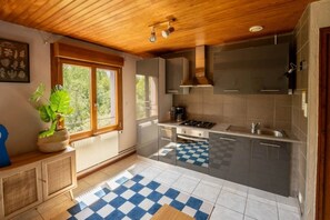 Fridge, microwave, oven, stovetop - ZEcamping 4* animé piscine couverte animaux acceptés locatif TV LV (Granges-sur-Vologne)
