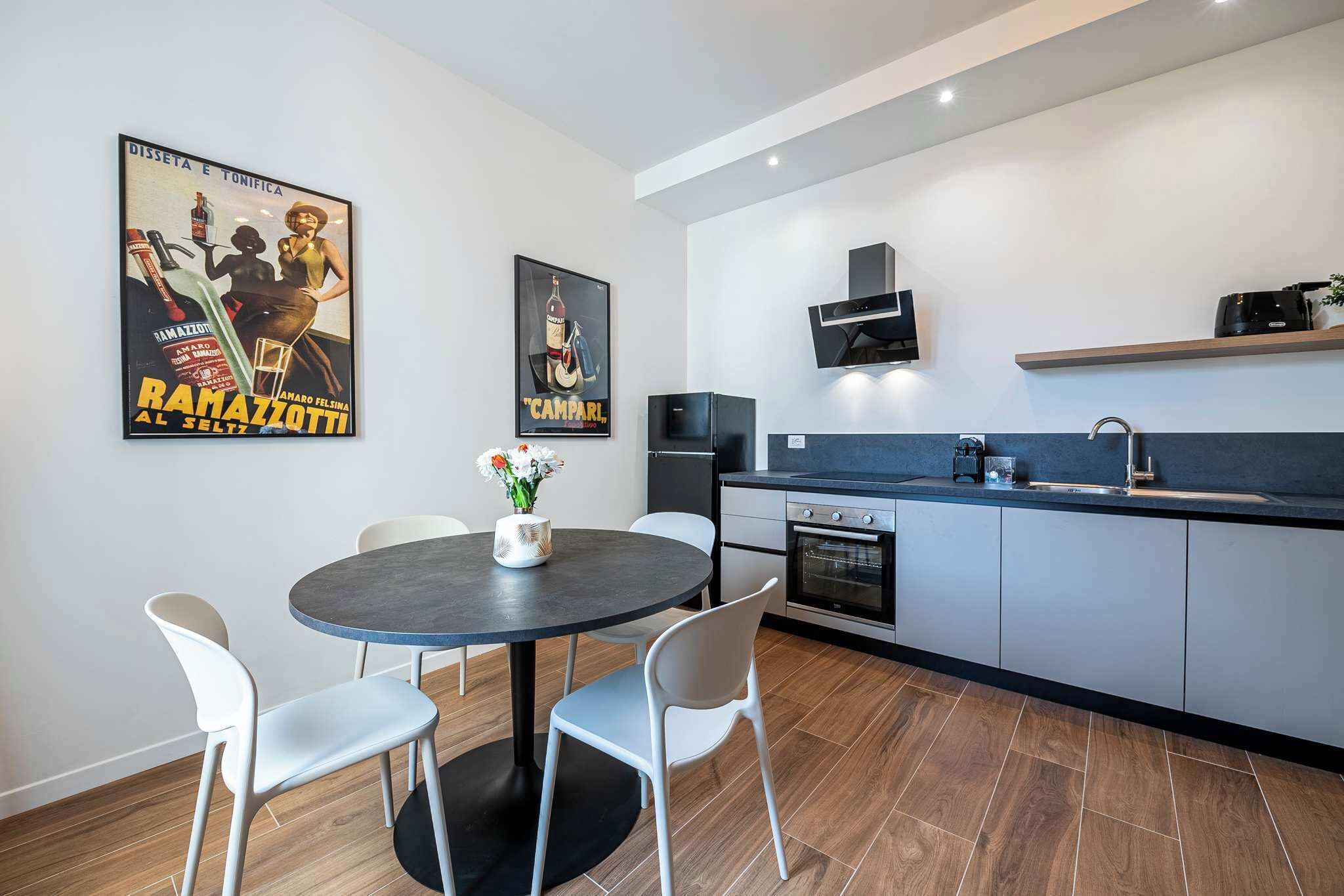 2 عدّة غرف نوم وخدمة الإنترنت