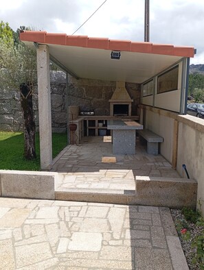 Outdoor dining - Casa Miradouro Fafião: Mountain View, Private Pool & Wi-Fi in Gerês (Gerês)