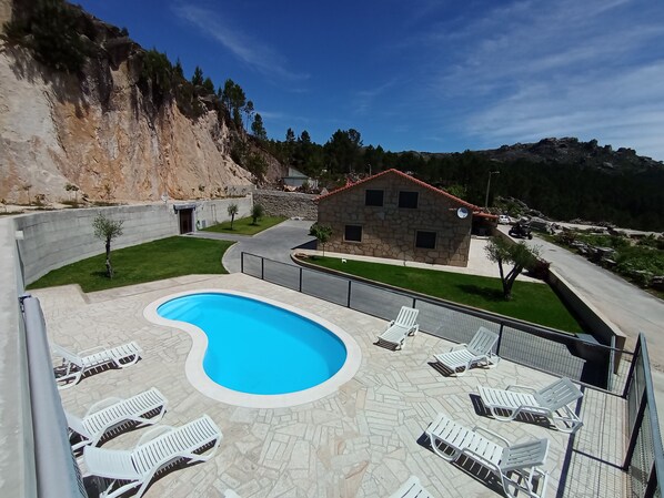 Pool - Casa Miradouro Fafião: Mountain View, Private Pool & Wi-Fi in Gerês (Gerês)