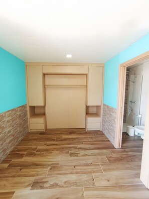 Chuveiro, toalhas de banho