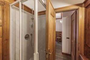Shower, hair dryer, bathrobes, bidet - Casa Lana, comfort in the center of Cortina d'Ampezzo (Cortina d´Ampezzo)