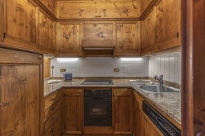 Fridge, oven, stovetop, dishwasher