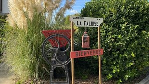 A sign with "CAMPING LA FALOISE" and "BIENVENUE" indicating a camping area. - ZEcamping 2* chiens acceptés locatif TV clim 20m2 2 pers (Angicourt)