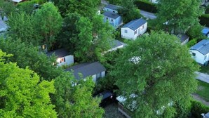 Un quartiere residenziale con case immerse nel verde.