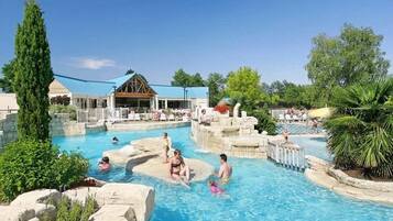 Een binnenzwembad en een verwarmd zwembad