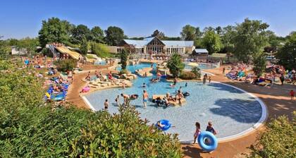 ZEcamping 5* familial parc aquatique dog friendly chalet TV BBQ clim