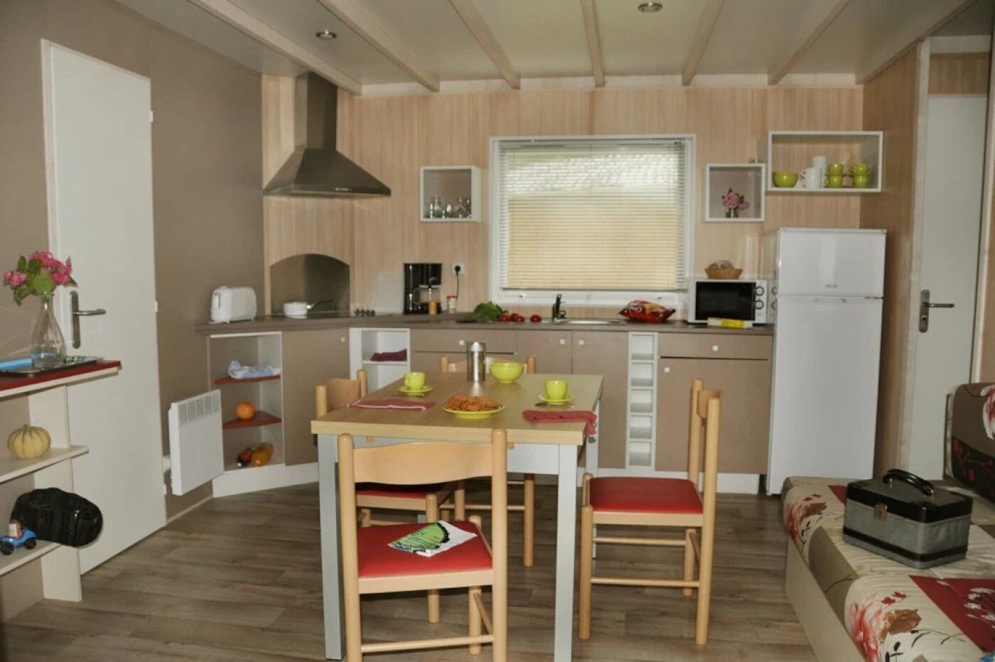 Een microgolfoven, een kookplaat, een broodrooster