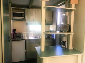Fridge, microwave, stovetop, toaster - ZEcamping 3 étoiles piscine pet friendly locatif 25m2 5 pers (Sartène)