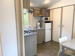 Fridge, microwave, stovetop, toaster - ZEcamping 3 étoiles piscine locatif clim 35m2 6 pers (Sartène)