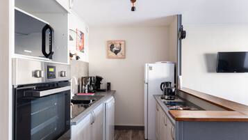 Køleskab, mikrobølgeovn, ovn, kogeplade