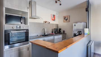 Een koelkast, een microgolfoven, een oven, een kookplaat