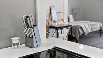 Iron/ironing board, WiFi, bed sheets