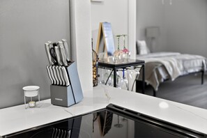 Een strijkplank/strijkijzer, wifi, beddengoed