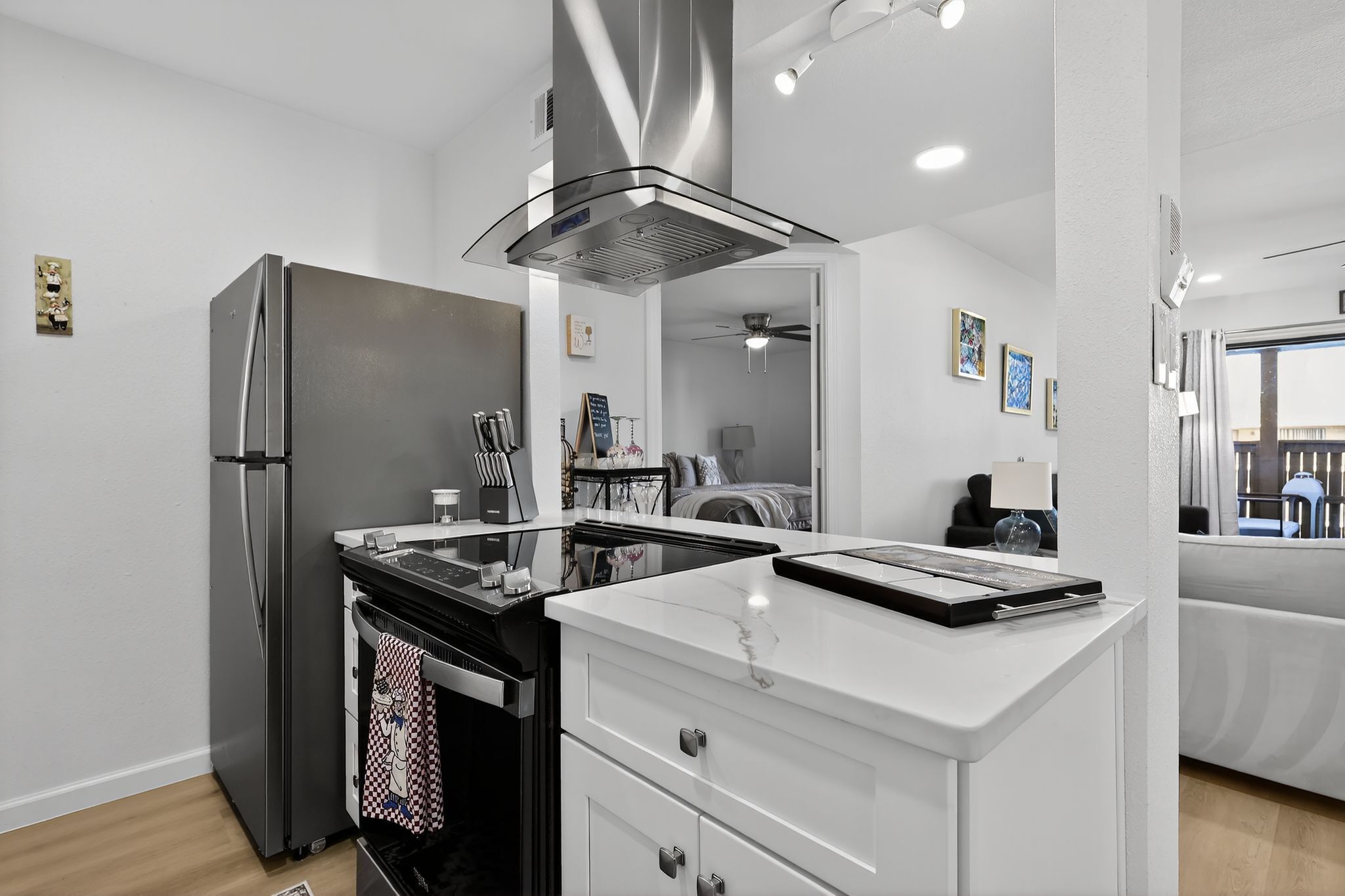 Kylskåp, mikrovågsugn, ugn och spishäll