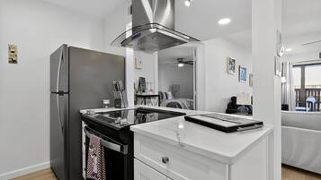 Kylskåp, mikrovågsugn, ugn och spishäll