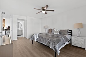 Tabla de planchar con plancha, wifi, ropa de cama