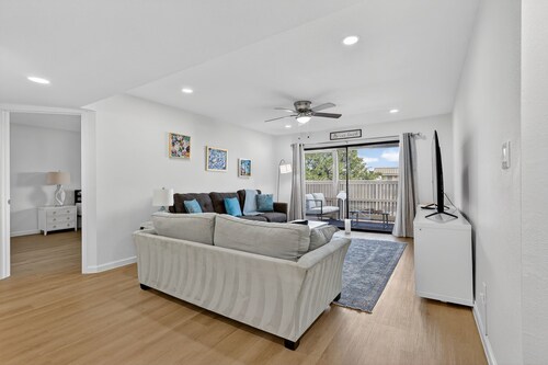 NEW 3BR Condo•Walk to NRG Stadium•Gated + Parking!