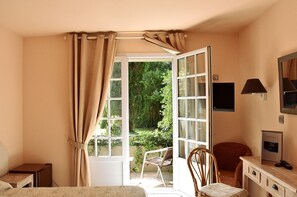 Classic Double Room, Hill View | In-room safe, blackout drapes, soundproofing, free WiFi - LES MAZETS DES ROCHES (Tarascon)