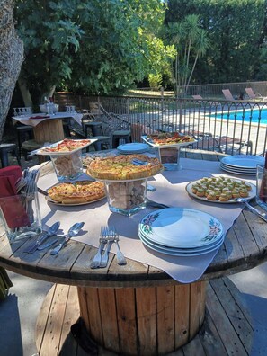 تناول الطعام بالخارج