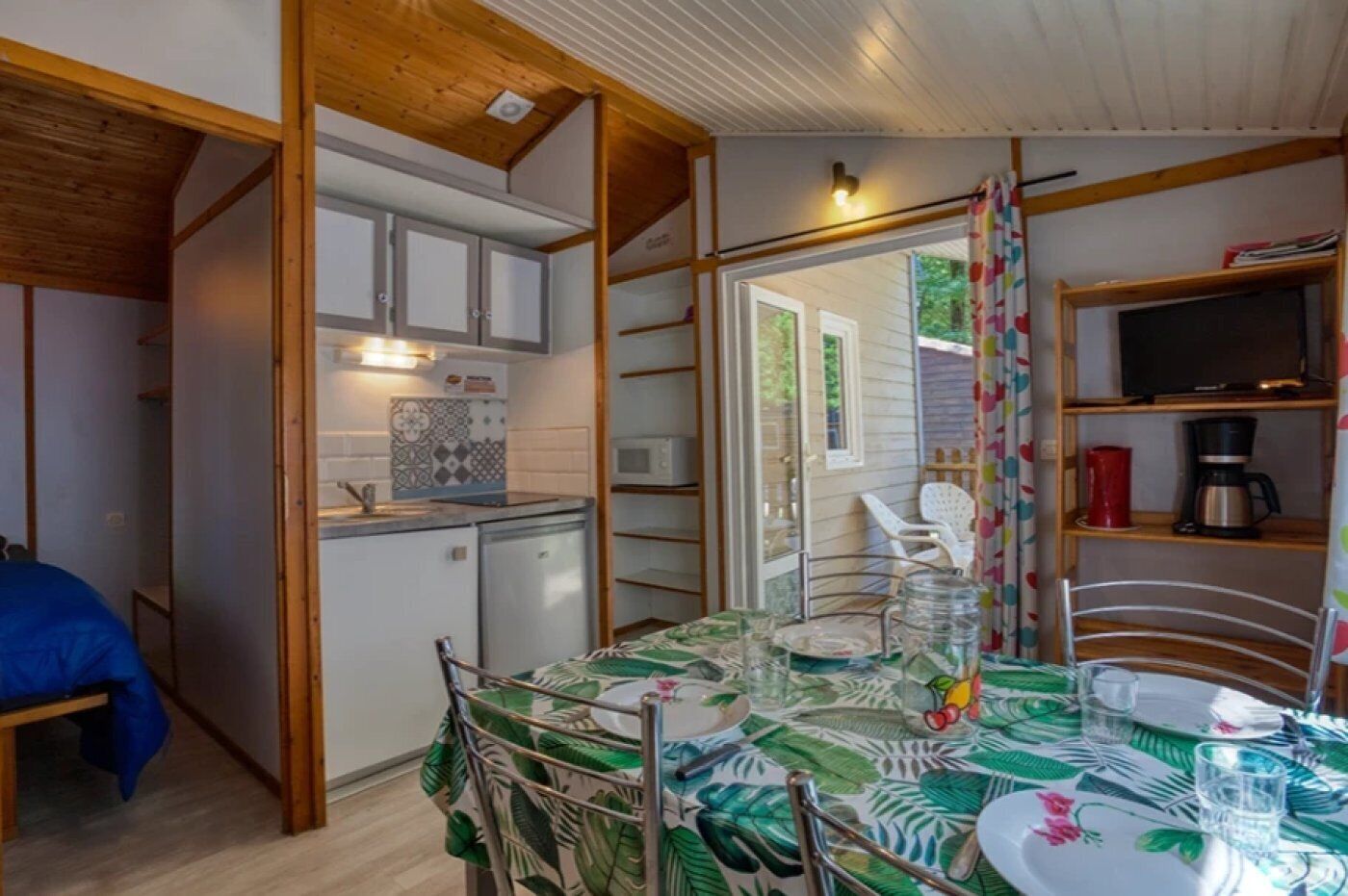 Een koelkast, een microgolfoven, een kookplaat