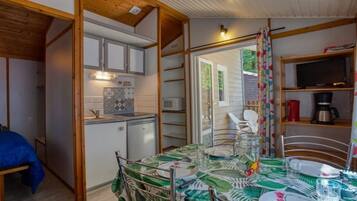 Een koelkast, een microgolfoven, een kookplaat