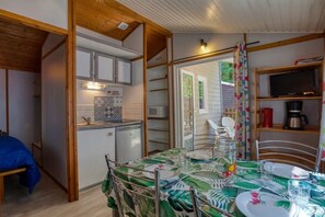 Réfrigérateur, micro-ondes, plaque de cuisson