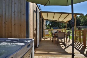 Outdoor dining - ZEcamping 4* familial piscine couverte locatif TV LV clim 40m2 (Caro)