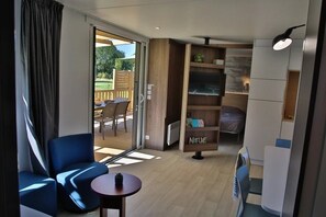 Interior - ZEcamping 4* familial piscine couverte locatif TV LV clim 40m2 (Caro)