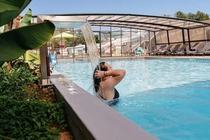 Una piscina cubierta, una piscina climatizada