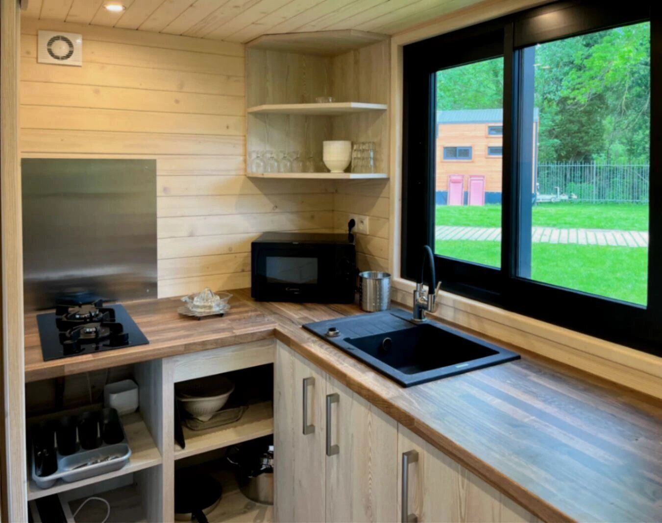 Een koelkast, een magnetron, een kookplaat