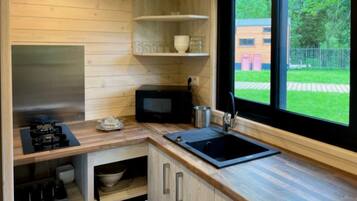 Réfrigérateur, micro-ondes, plaque de cuisson