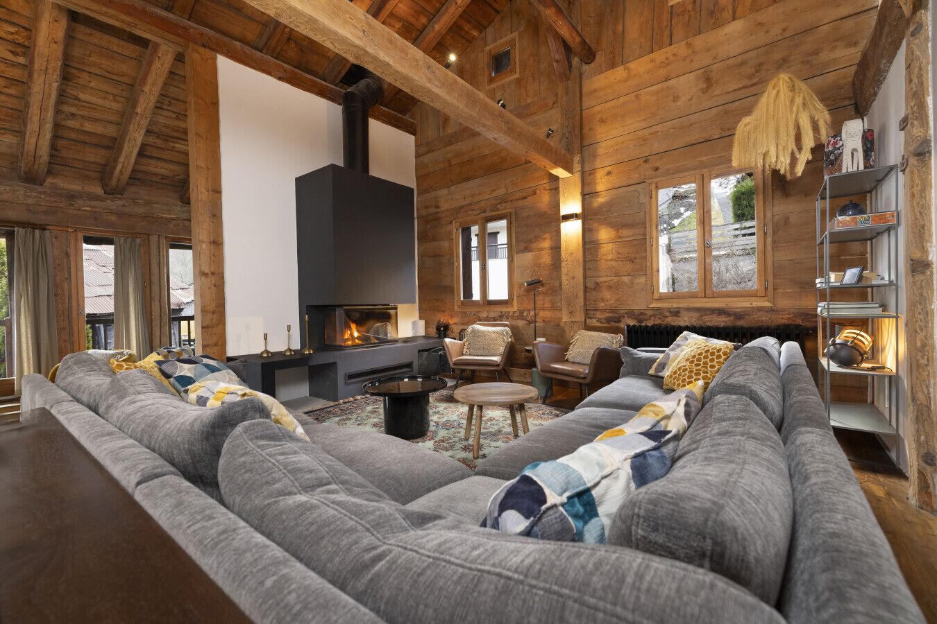 Een televisie, een open haard, boeken en een stereo