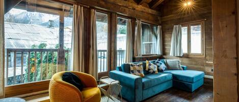 TV, peis, bøker og stereoanlegg