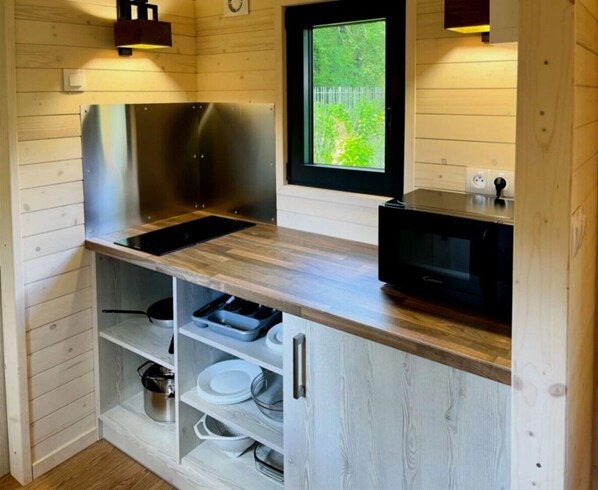 Refrigerador, microondas, parrilla de estufa y utensilios de cocina 