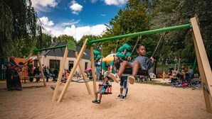 A playground with swings and a sandbox. - ZEcamping 3 étoiles animaux acceptés locatif BBQ clim 4 pers (Neuilly-sur-Marne)