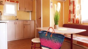 Dining - ZEcamping 3* 200m plage locatif TV clim 20m2 4 pers (Hyères)
