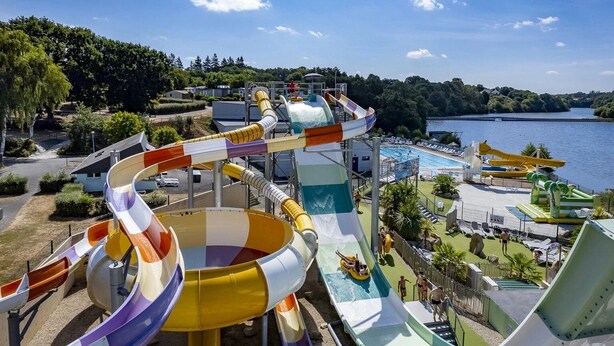 Ein Wasserpark mit mehreren Rutschen und einem Schwimmbecken.