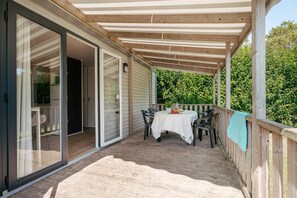 Outdoor dining - ZEcamping 4* - Piscine couverte - Plage à 2 km - Animations (Guidel)