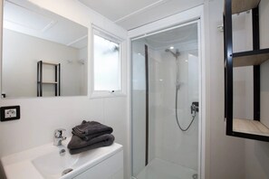 Bathroom - ZEcamping 4* animé piscine chauffée tente TV BBQ clim 26m2 (Canet-en-Roussillon)