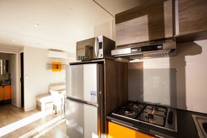 Fridge, microwave, stovetop, dishwasher - ZEcamping 4* familial 3km plage piscine chauffée tente TV LV clim 32m2 (Canet-en-Roussillon)