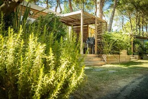 Property grounds - ZEcamping 4* familial 3km plage piscine chauffée tente TV LV clim 32m2 (Canet-en-Roussillon)